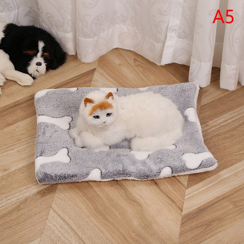 Soft Flannel Pet Blanket Pad Thickened Pet Fleece Bed Mat for Puppy Dog Cat Sofa Cushion Keep Warm Cats Sleeping Cover Home Rug